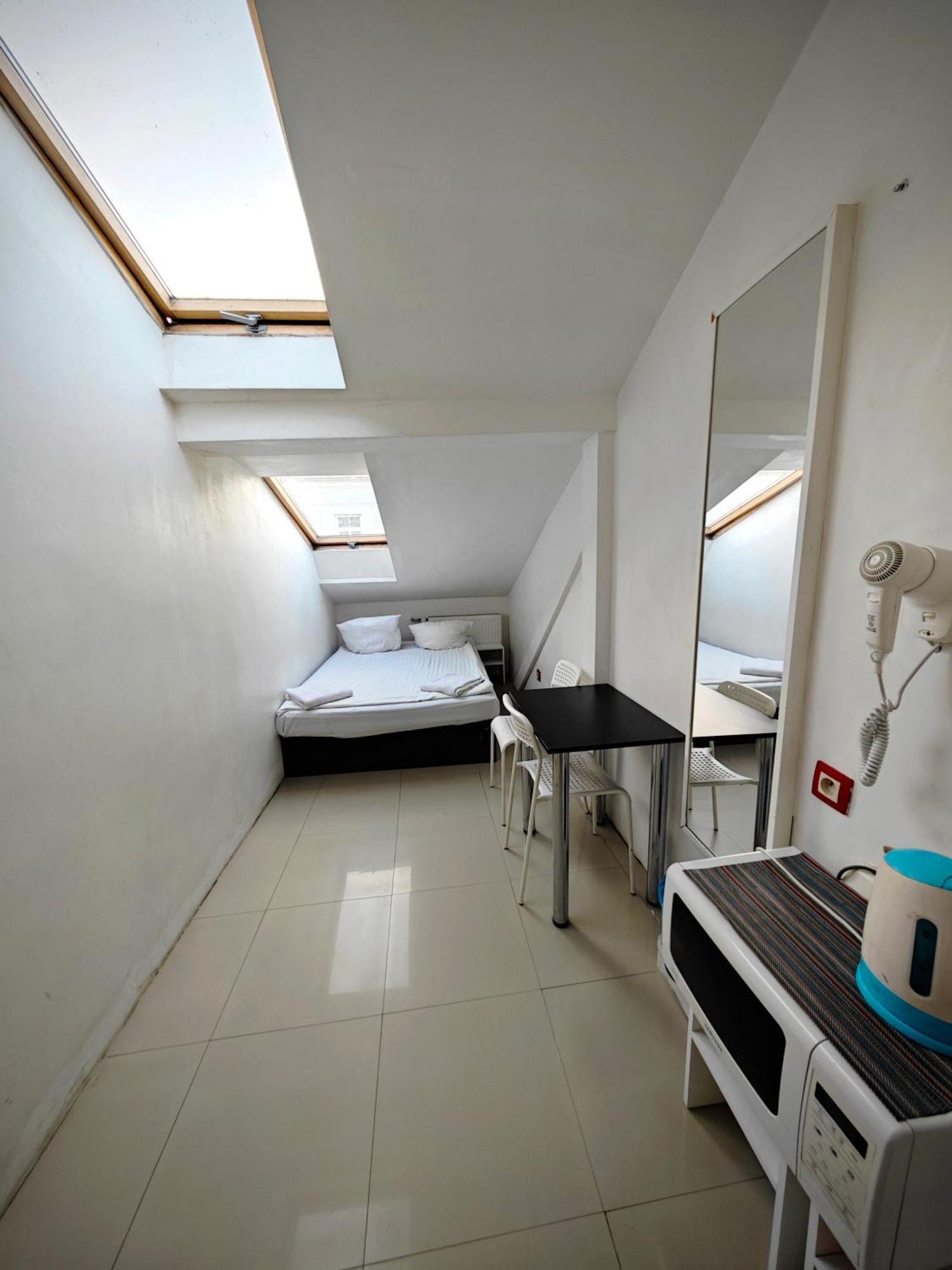 Apartamenty Hoza Attic Studio Warsaw Bilik gambar